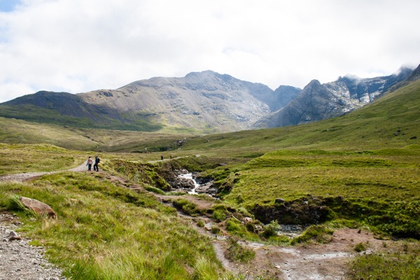Au fond, les black Cullins, une chaîne de montagnes du sud de l'île.