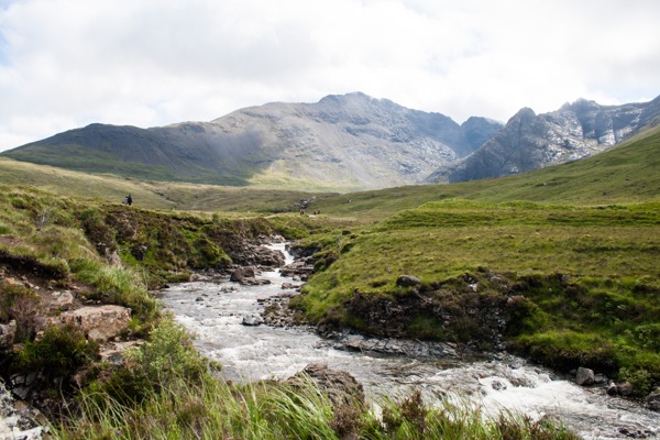 Pour atteindre Fairy Pools, il faut à plusieurs reprises traverser la rivière et ses bras, soit en sautillant d'un rocher précaire à un autre, soit en bondissant par-dessus la rivière.