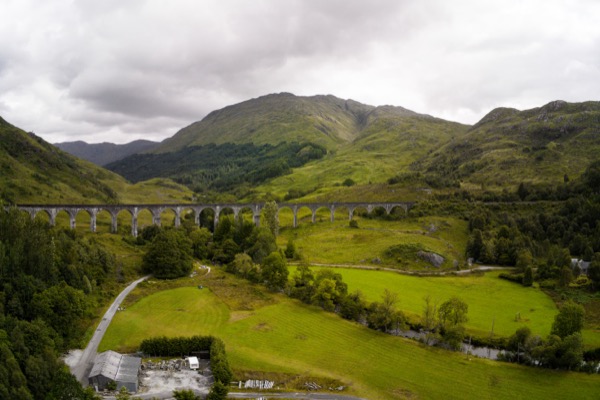 Le viaduct de Glennfinnan, construit en béton, est constitué de 21 arches de 15 mètres de large et 30 mètres de haut (pour la plus haute).