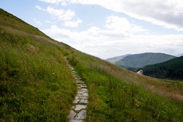 Au bout du chemin de randonnée, quelques centaines de mètres avant l'arrivée, un chemin de pierre conduit jusqu'au sommet de la colline.