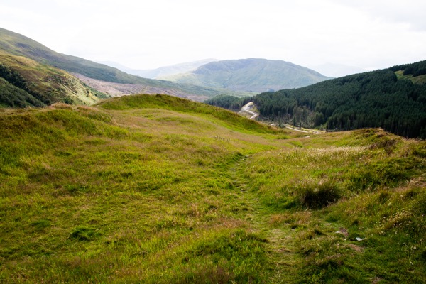 Au sommet. 2000 ans plutôt, se dressait ici Dun Deardail, fort celte puis citadelle picte, dont on ne peut aujourd'hui que deviner les fondations. On sait que le fort a été détruit par une chaleur intense, si forte qu'elle a fait fondre la pierre. On en ignore la raison de l'incendie, mais on suppose qu'étant donnée la température, il n'était probablement pas accidentel.