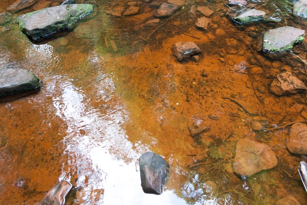 La chaire, d'accord, mais pourquoi du diable ? La raison en serait la terre rouge sur laquelle coule la rivière.
