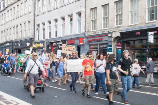 En chemin, des manifestants anti-Trump.