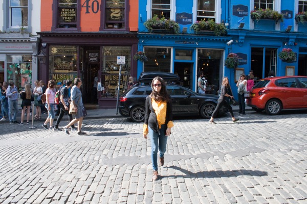 Après la visite, shopping. Mathilde sort de l'une des nombreuses boutiques de la ville entièrement consacré à l'univers d'Harry Potter.