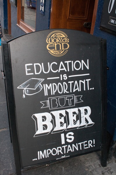 Pour finir la journée, bière, fish and chips et concert acoustique au bar The World's End. Mathilde, qui connait bien le sujet (de l'éducation), approuve ce slogan.