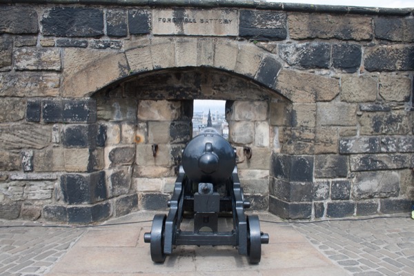 Le château, régulièrement assailli lors des guerres d'indépendances écossaises, permet de bombarder quiconque s'en approche. Chaque assaillant qui a réussi à s'emparer du château a rajouté sa propre rangée de canon.