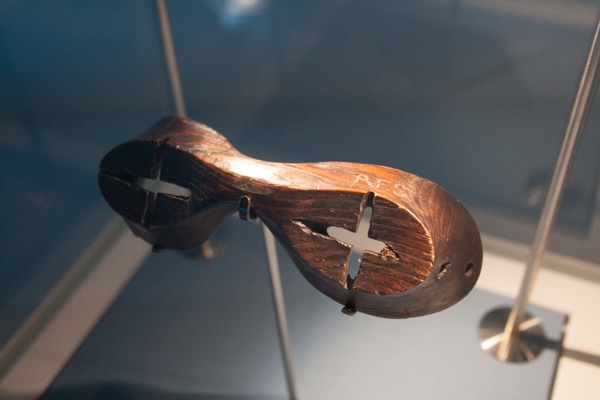 Les lunettes en bois du Capitaine Scott permettaient de protéger des reflets aveuglants du soleil sur la neige. Plus pratique que les lunettes en verre qui se couvraient rapidement de buée.