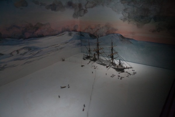 Le navire fut pris dans les glaces pendant deux ans, et il fut envisager de l'abandonner, avant qu'on ne réussise finalement à le libérer à coup d'explosifs en février 1904.