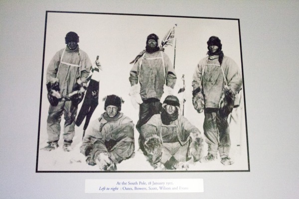 Si Robert Falcon Scott a l'air un peu bougon sur cette photo, c'est parce qu'il vient d'arriver au Pôle Sud en pensant être le premier, pour découvrir que le norvégien Amundsen l'a battu de 33 jours. Il mourra de froid et de faim peu après, sur le chemin du retour.